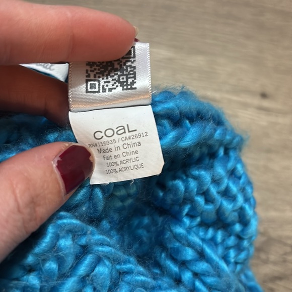 Coal blue knitted beanie with puff ball - Picture 6 of 6